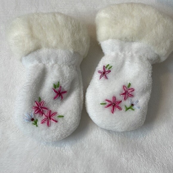 Gap Winter Hat and Mittens Size 6-12mos - Picture 3 of 6